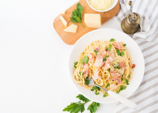 Spaghetti Carbonara mit traditionellem italienischem Speckgericht