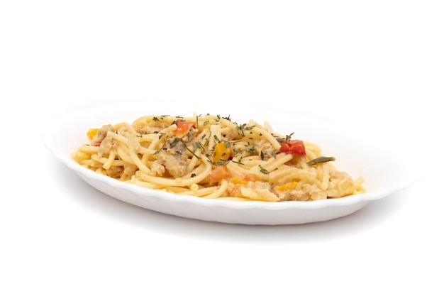 Spaghetti carbonara en un plato blanco largo aislado sobre fondo blanco comida italiana