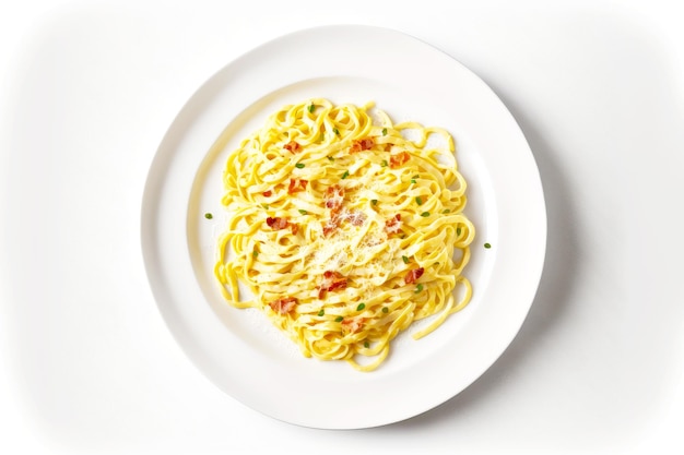 Spaghetti carbonara en plato blanco sobre fondo blanco