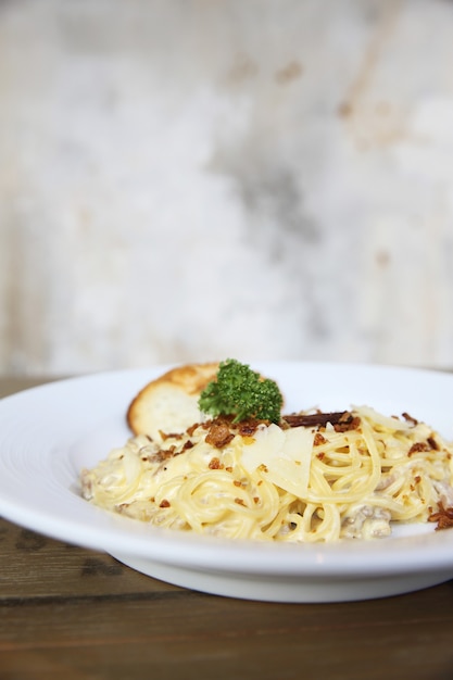 Spaghetti Carbonara con tocino y queso