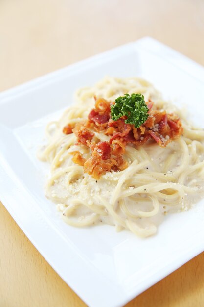 Spaghetti Carbonara con tocino y queso