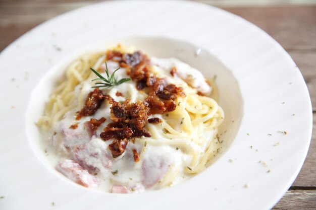 Spaghetti Carbonara con tocino y queso