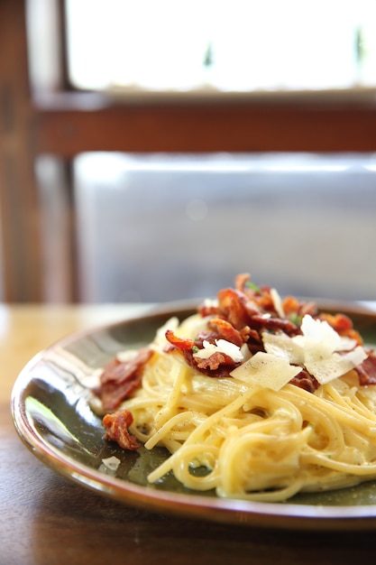 Spaghetti Carbonara con tocino y queso