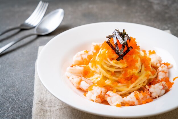 Spaghetti cremig mit Garnelen und Garneleneiern. Fusion Food Style