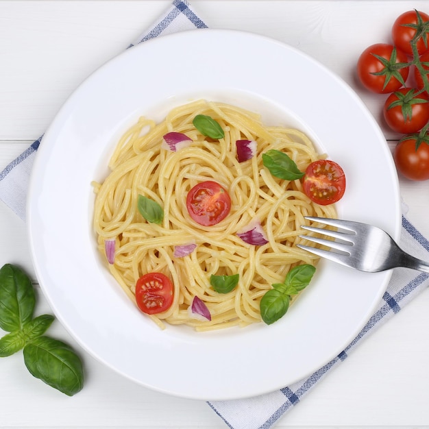 Spaghetti der italienischen Küche mit Tomaten-Nudeln-Teigwarenmahlzeit von oben