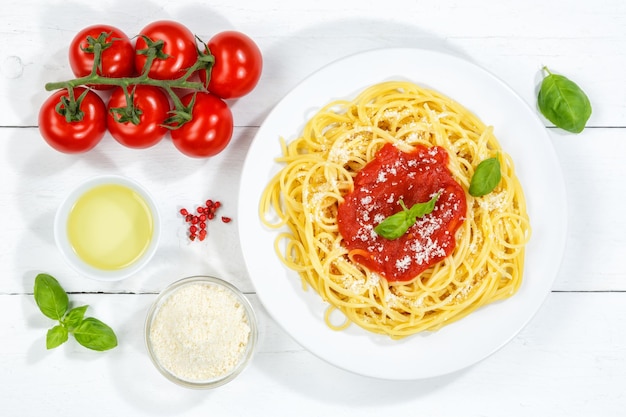 Spaghetti-Essen aus Italien Pasta-Mittagessen mit Tomatensauce von oben