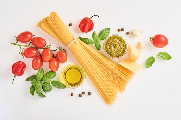 Spaghetti, frische Tomaten, Kräuter und Gewürze