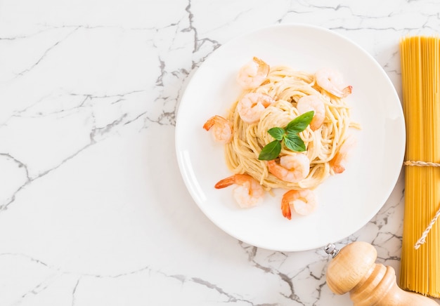 Spaghetti Frischkäse weiße Sauce mit Garnelen