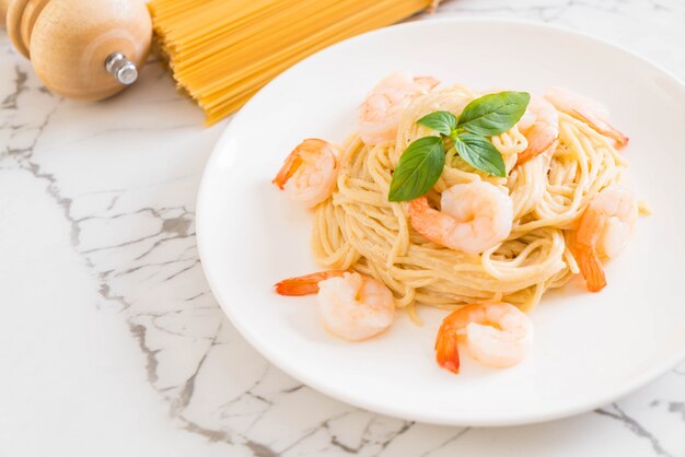 Spaghetti Frischkäse weiße Sauce mit Garnelen