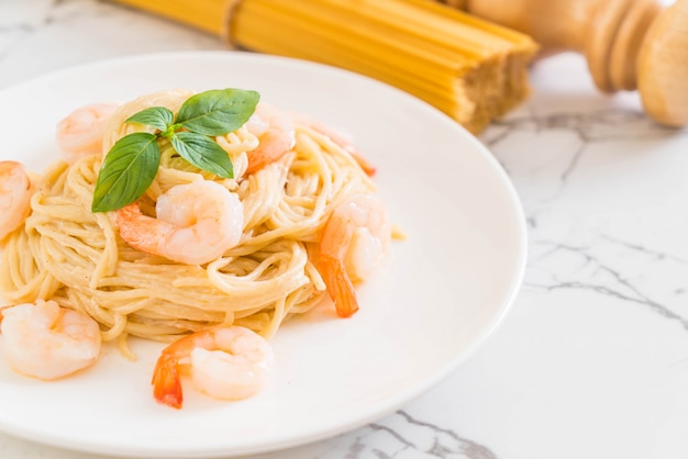 Spaghetti Frischkäse weiße Sauce mit Garnelen