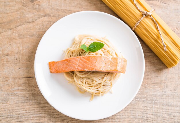 Spaghetti Frischkäse weiße Sauce mit Lachs