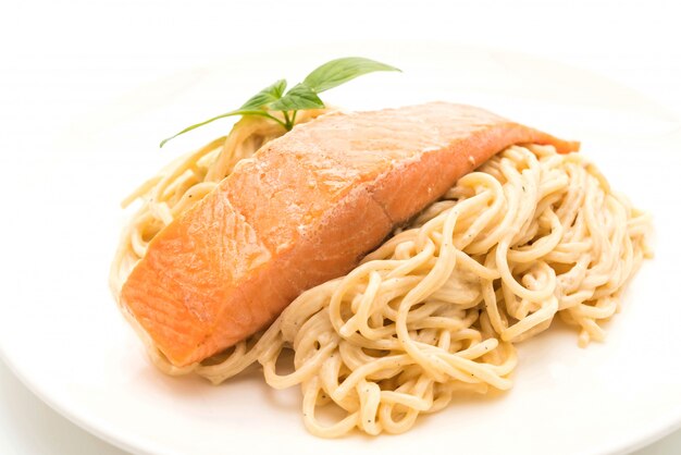 Spaghetti Frischkäse weiße Soße mit Lachs