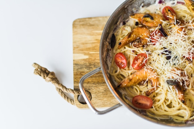 Spaghetti, Garnelenpaste in der Pfanne.