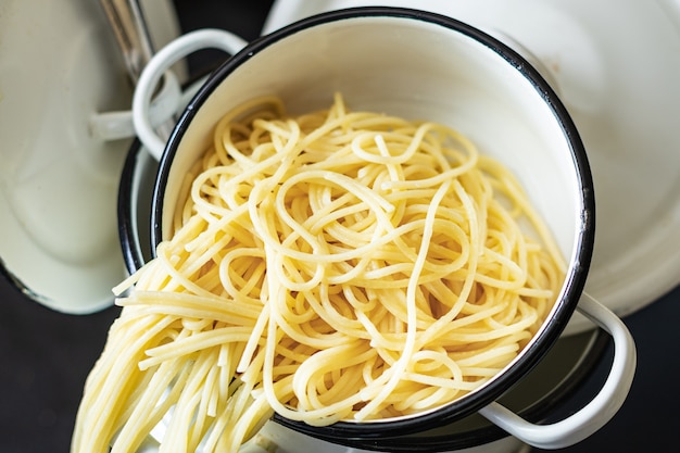 Spaghetti gekocht in einem Topf Hartweizen italienisches Gericht Bio, gesundes Gericht auf dem Tisch