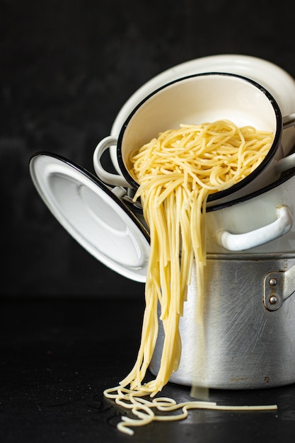 Spaghetti gekochte Pasta Pfanne auf dem Stode Gericht italienische Küche Klassiker auf dem Tisch