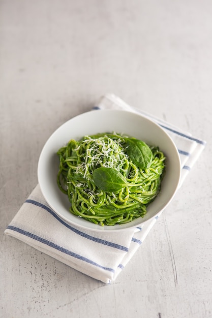 Spaghetti. Grüne Spaghetti mit Spinat und Parmesan. Italienische und mediterrane Küche.