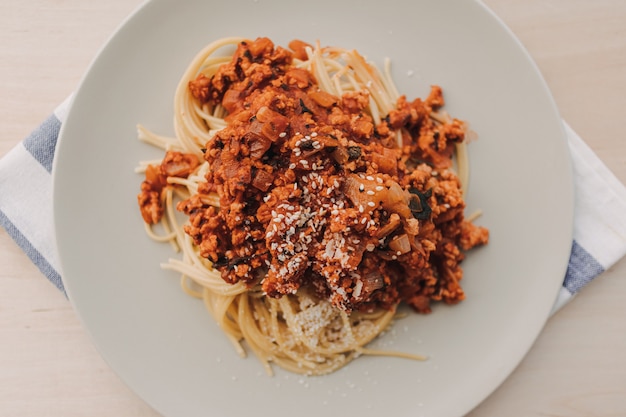 Spaghetti Hackfleisch-Sauce auf Holztisch