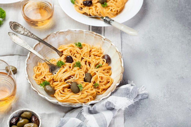 Spaghetti in cremiger Tomatensauce mit Oliven und Parmesan