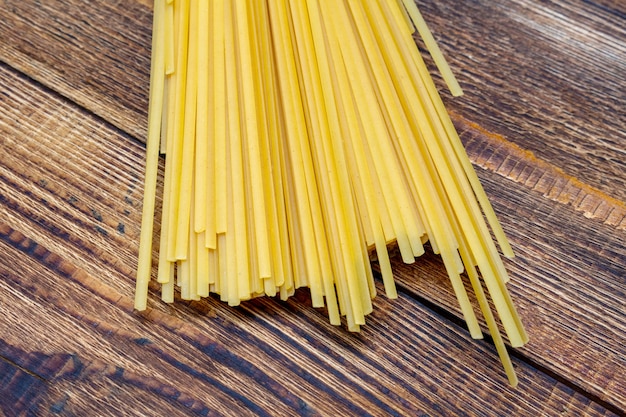 Spaghetti, Makkaroni, Nudeln auf Holz