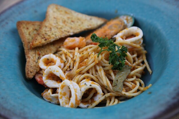 Spaghetti Meeresfrüchte mit Brot