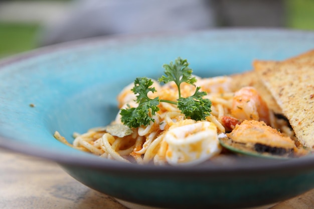 Spaghetti Meeresfrüchte mit Brot