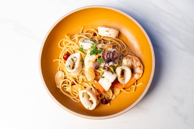 Spaghetti-Meeresfrüchte mit Knoblauch-Chili