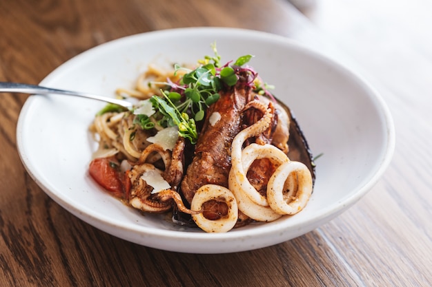 Spaghetti-Meeresfrüchte: Spaghetti mit Garnelen, Tintenfischen, in Olivenöl gekochten Muscheln, Chilischoten und Knoblauch.