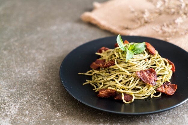 Spaghetti mit Basilikum Pesto und Speck