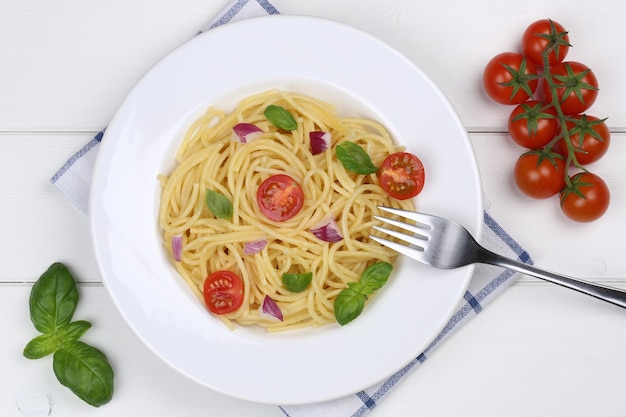 Spaghetti mit Basilikum und Tomaten Nudeln Nudelgericht von oben