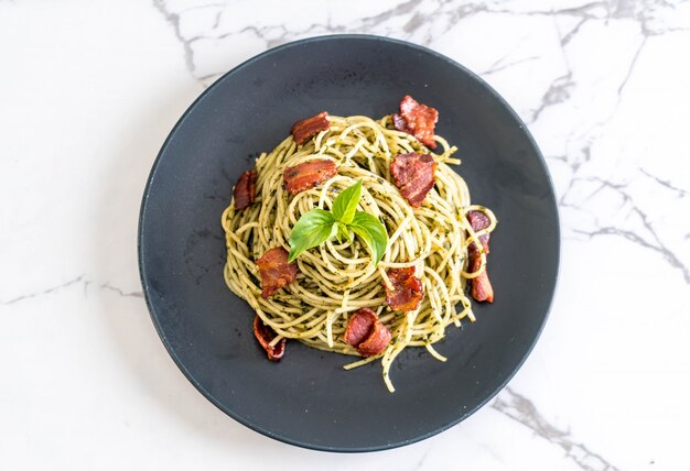 Spaghetti mit Basilikumpesto und Speck