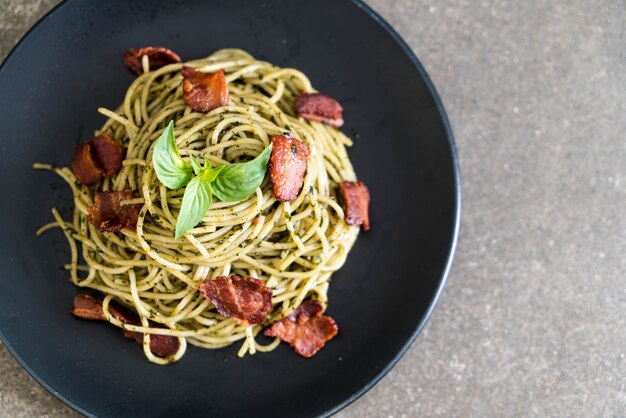 Spaghetti mit Basilikumpesto und Speck