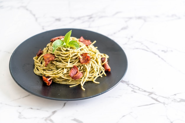 Spaghetti mit Basilikumpesto und Speck
