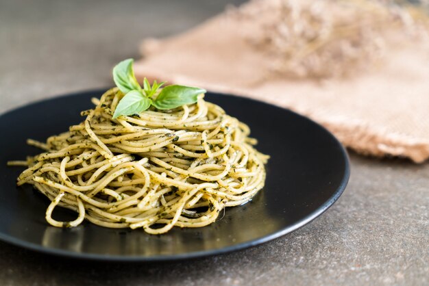 Spaghetti mit Basilikumpesto