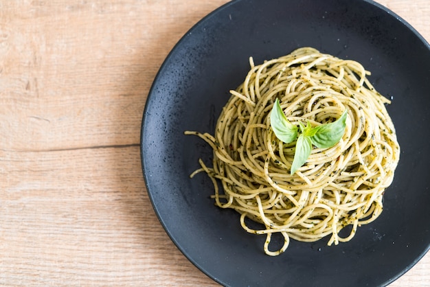 Spaghetti mit Basilikumpesto