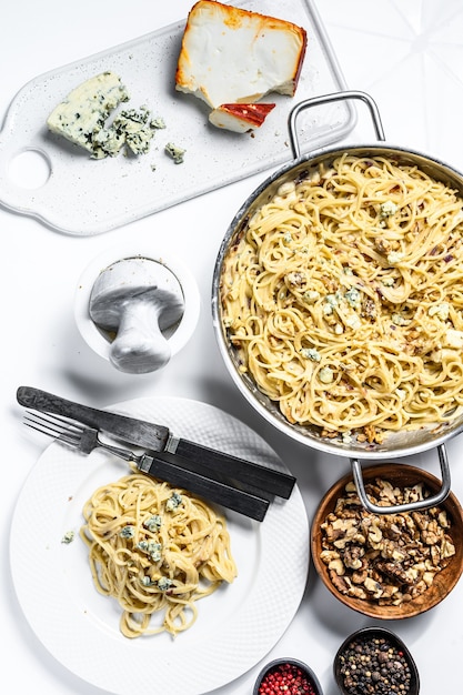 Spaghetti mit Blauschimmelkäsesauce und Walnüssen