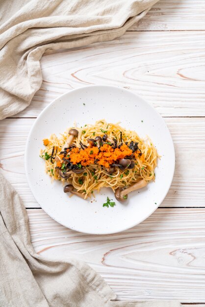 Spaghetti mit Champignons, Garnelenei und Algen