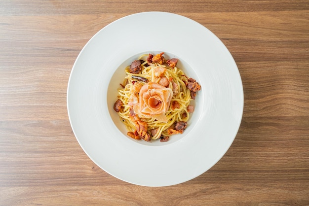 Spaghetti mit Chili-Olivenöl und Schinkenspeck