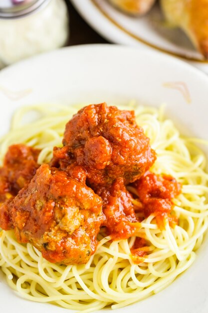 Spaghetti mit Fleischbällchen auf dem Teller im italienischen Restaurant.