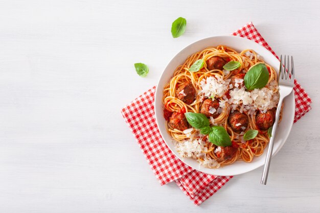 Spaghetti mit Fleischbällchen und Tomatensauce, italienische Pasta