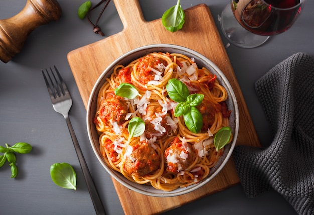 Spaghetti mit Fleischbällchen und Tomatensauce, italienische Pasta