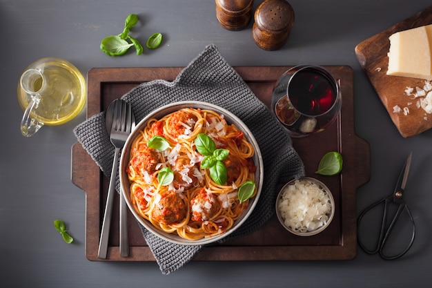 Spaghetti mit Fleischbällchen und Tomatensauce, italienische Pasta