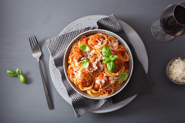 Spaghetti mit Fleischbällchen und Tomatensauce, italienische Pasta