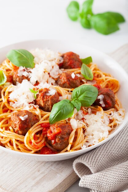 Spaghetti mit Fleischbällchen und Tomatensauce, italienische Pasta