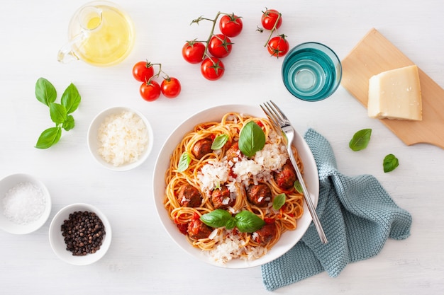 Spaghetti mit Fleischbällchen und Tomatensauce, italienische Pasta