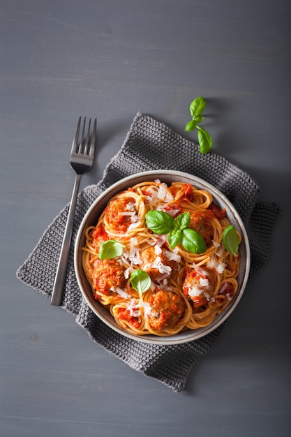 Spaghetti mit Fleischbällchen und Tomatensauce