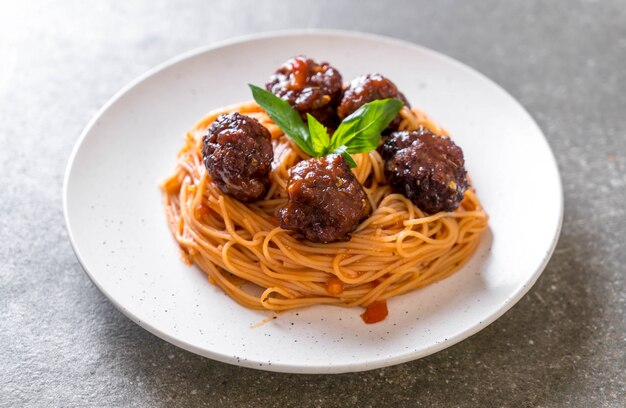 Spaghetti mit Fleischbällchen