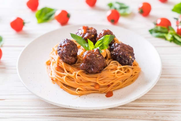 Spaghetti mit Fleischbällchen