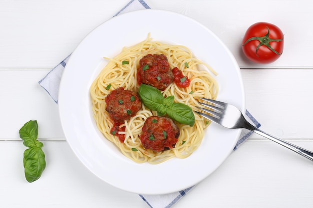 Spaghetti mit Frikadellen Nudeln Nudelgericht von oben