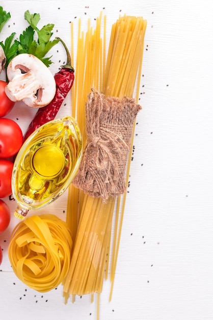 Spaghetti mit frischem Gemüse und Gewürzen Italienische traditionelle Küche auf einem hölzernen Hintergrund Ansicht von oben Kopieren Sie Platz