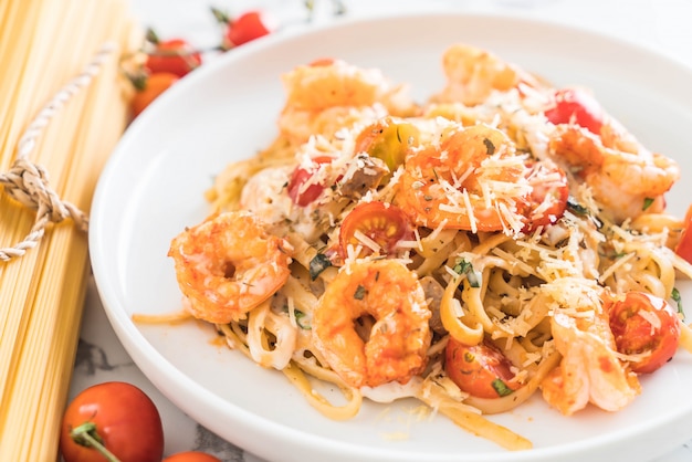 Spaghetti mit Garnelen, Tomaten, Basilikum und Käse